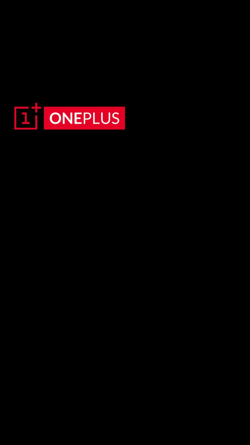 Вид сверху на логотип oneplus на черном фоне (обои бренда oneplus, oneplus logo wallpaper)