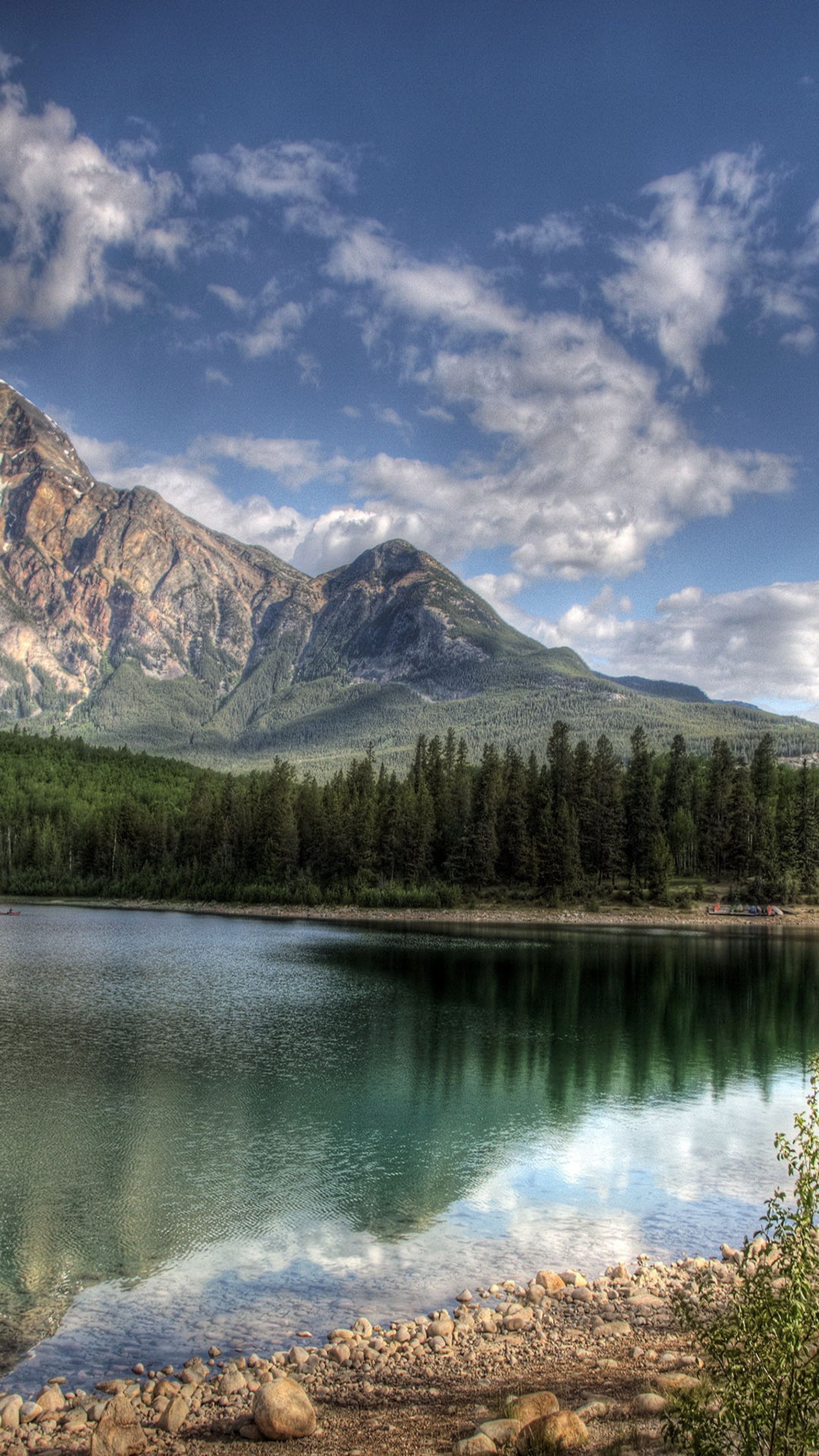 Un lac avec une montagne en arrière-plan (lac, eau)