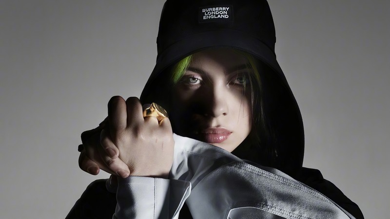 Арафед женщина с зелеными волосами в черной шляпе и белой рубашке (billie eilish, певец, американский, знаменитость, девочки)