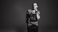 Chester Bennington: Elegância monocromática na música e na moda