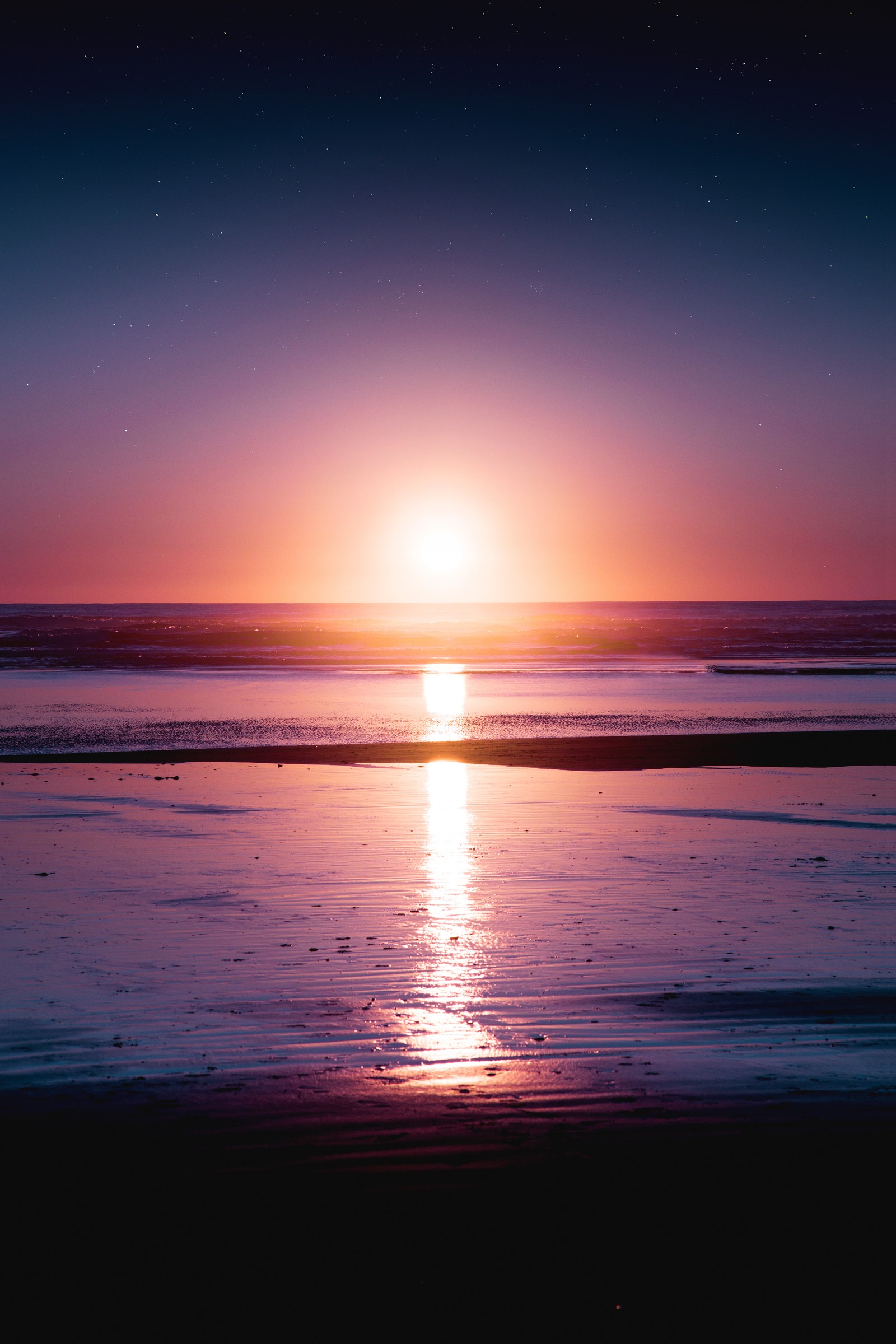 Coucher de soleil sur l'océan avec une personne marchant sur la plage (coucher de soleil, paysage marin, réflexion, plage, aube)