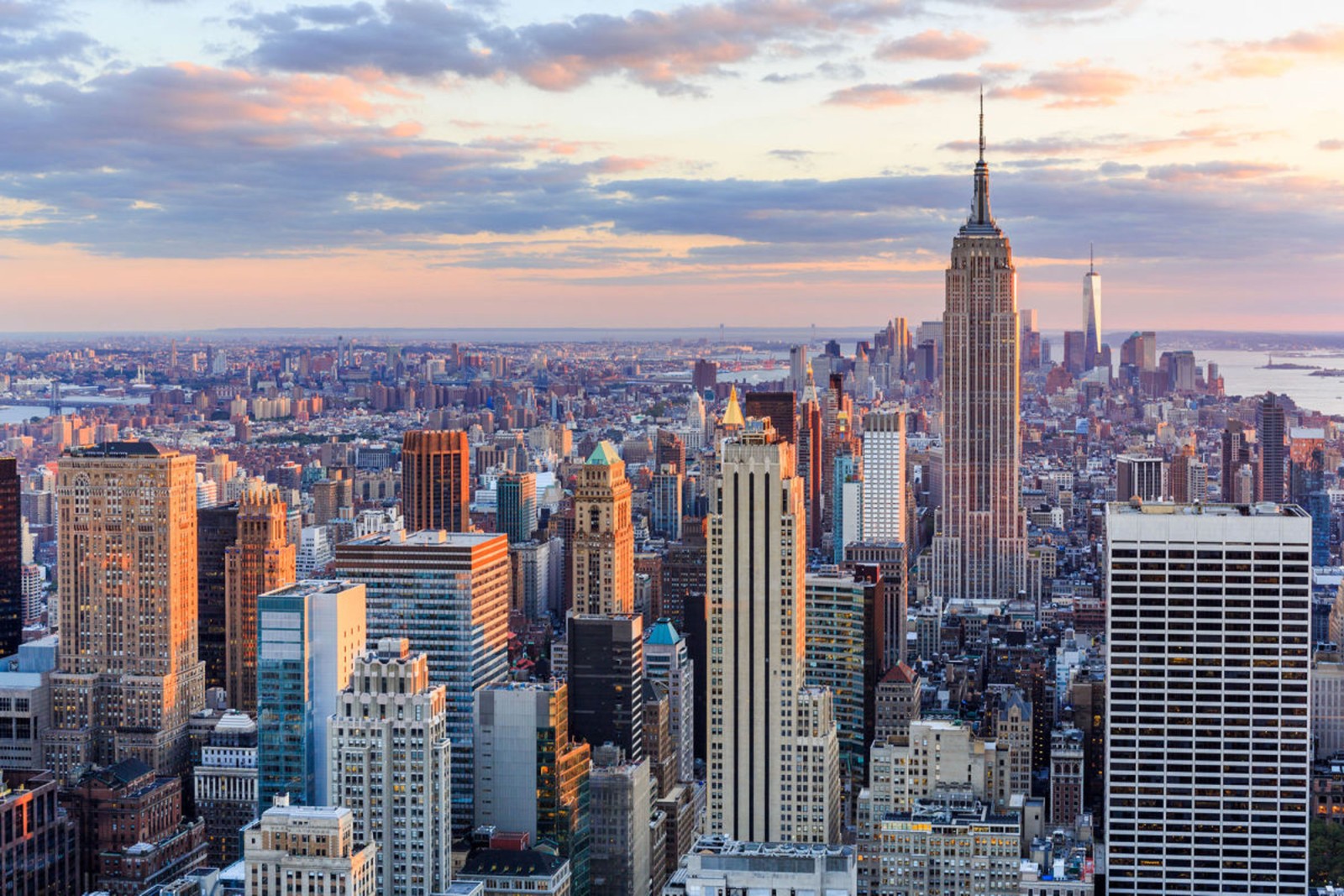 Uma vista do horizonte da cidade com muitos edifícios altos (nova york, new york city, lower manhattan, empire state building, paisagem urbana)