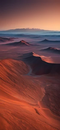 Paisaje montañoso majestuoso al anochecer con tonos naranjas