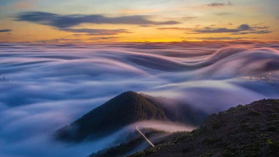 Serene Bergsonne über einer nebligen Landschaft