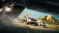 Perseguição em alta velocidade com veículos policiais em uma cena de corrida off-road de "The Crew 2".