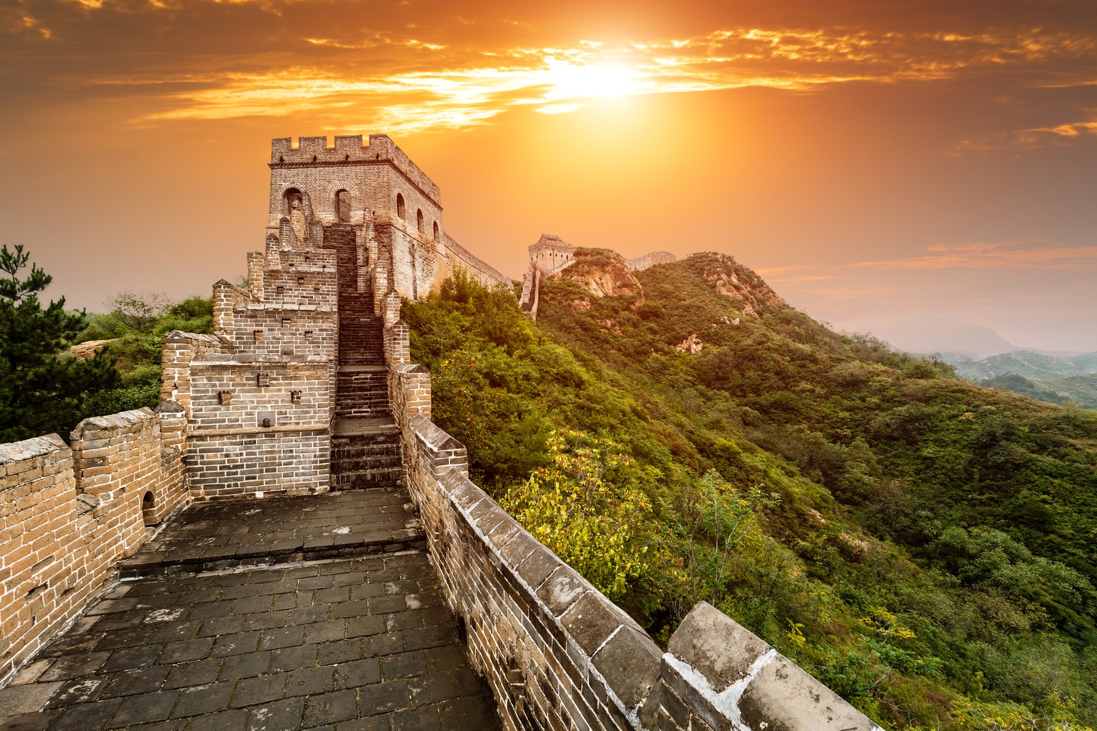 La grande muraille de chine au coucher du soleil (grande muraille de chine, point de repère, fortification, site archéologique, site historique)