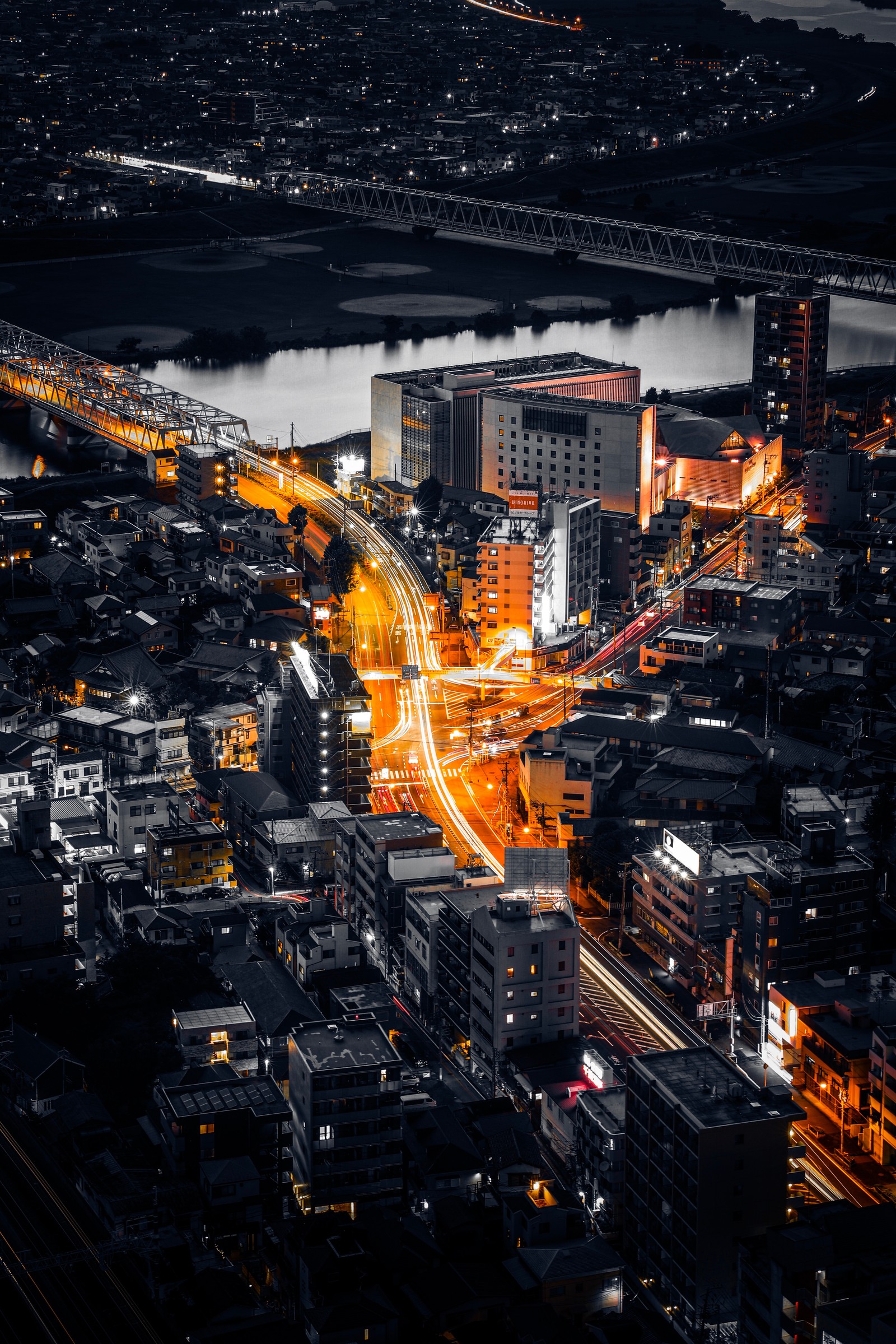 Vista aérea de uma cidade à noite com uma ponte e um rio (noite, vista aérea, paisagem urbana, amarelo, assentamento humano)