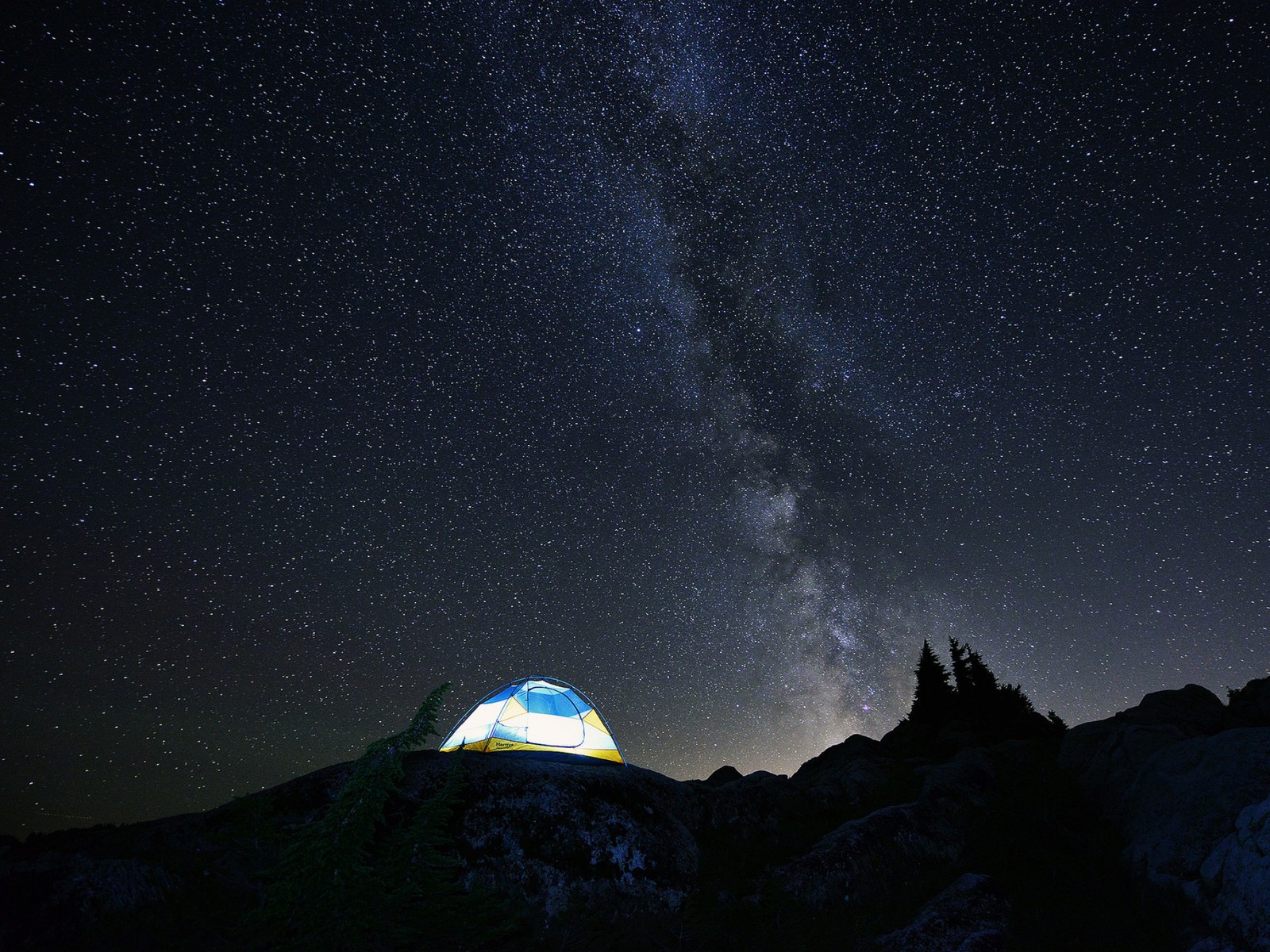 Tenda arafed sob a via láctea nas montanhas (noite, objeto astronômico, estrela, tenda, escuro)