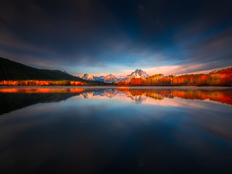 Вид на горный массив с озером и деревьями на переднем плане (гора моран, mount moran, национальный парк гранд тетон, вайоминг, wyoming)