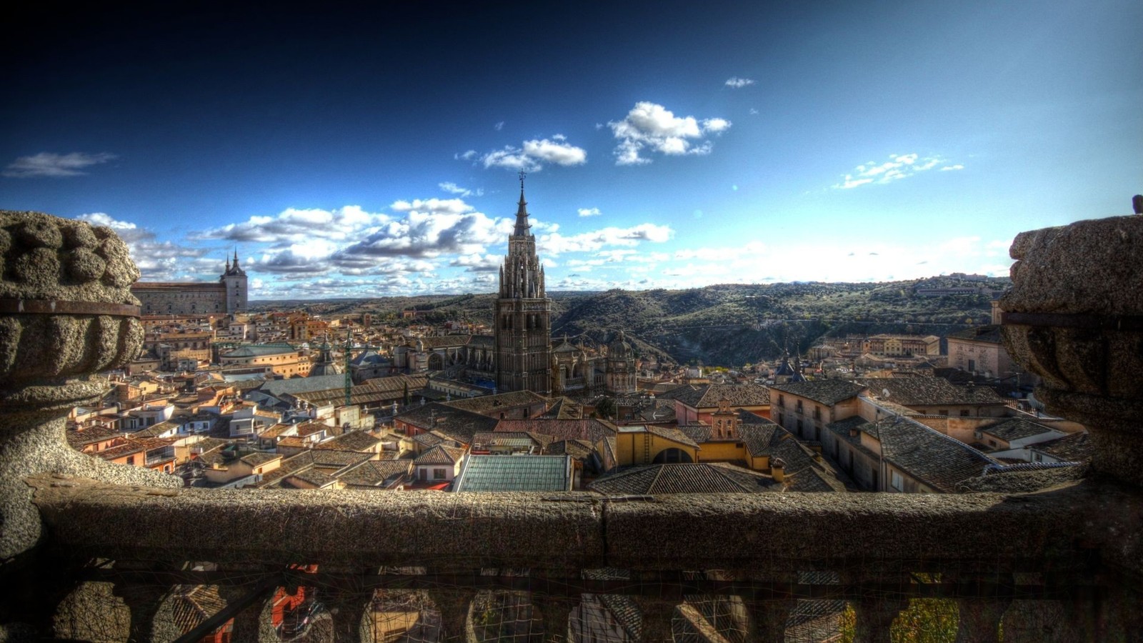 Panoramische sicht auf eine stadt mit einer kirche und einem turm (wolke, stadt, tourismus, landschaft, panorama)