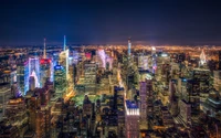 Lebhafte Manhattan Skyline: Eine nächtliche Stadtlandschaft erleuchtet