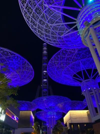 Dossel Azul Majorelle: Uma Paisagem Noturna Vibrante do Marco de Cingapura