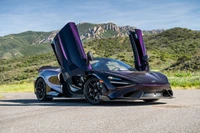 McLaren 765LT Spider: Um impressionante supercarro de 2022 com portas borboleta icônicas contra uma paisagem serena