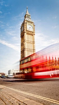 Torre del reloj Big Ben con autobús rojo en movimiento contra un cielo despejado