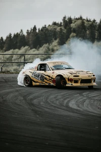 Nissan GT-R derrapando em uma pista de corrida, deixando um rastro de fumaça de pneus em uma vitrine de tuning de carros e desempenho em motorsport.