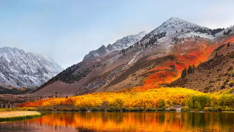 Горная цепь с озером и горной цепью на заднем плане (macos хай сьерра, macos high sierra, горы, акция, пейзаж)