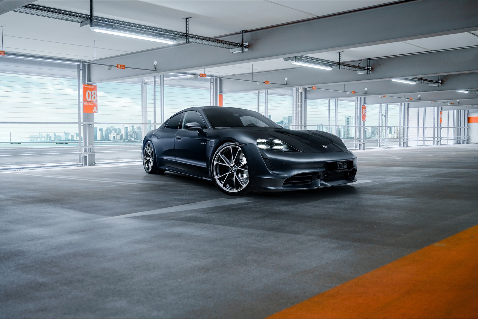 Un primer plano de un coche negro estacionado en un garaje (porsche taycan turbo, techart, 2020, coches, fondo de pantalla 4k)