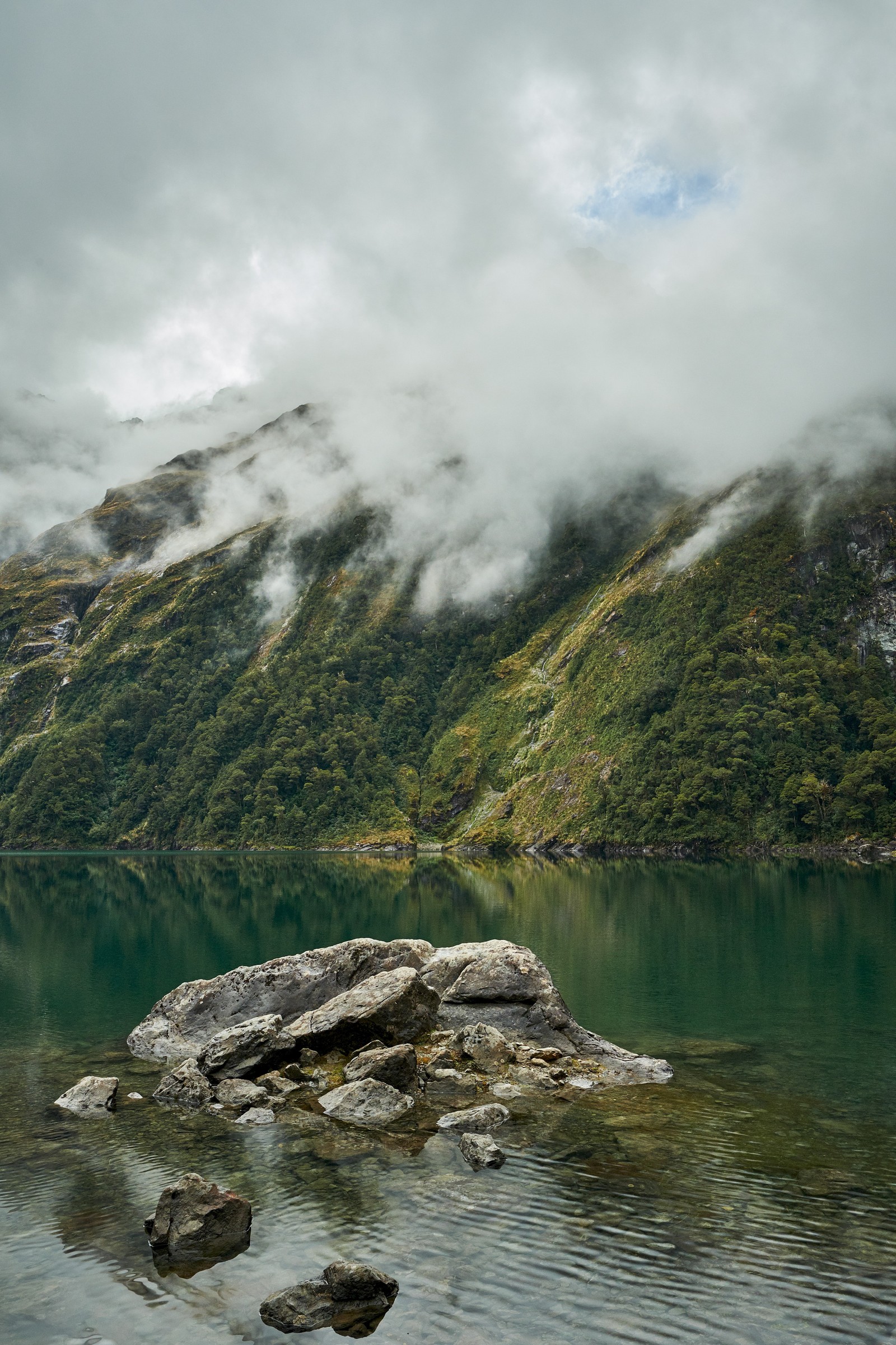 Hay una gran roca en el medio de un lago (montaña, escenario montañoso, lago, naturaleza, paisaje natural)