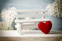 Cœur rouge sur un banc blanc miniature : un symbole d'amour et de musique