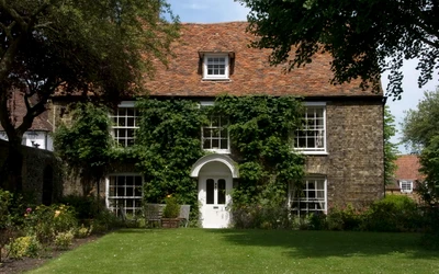 Charming London Cottage Surrounded by Lush Greenery