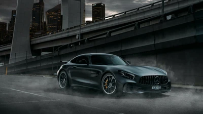 Mercedes-Benz AMG GT на фоне городского горизонта, демонстрируя свой элегантный дизайн и мощное присутствие.