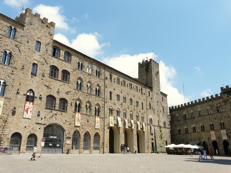 На большом здании находится часовая башня (сан джиминьяно, san gimignano, дворец, здание, город)