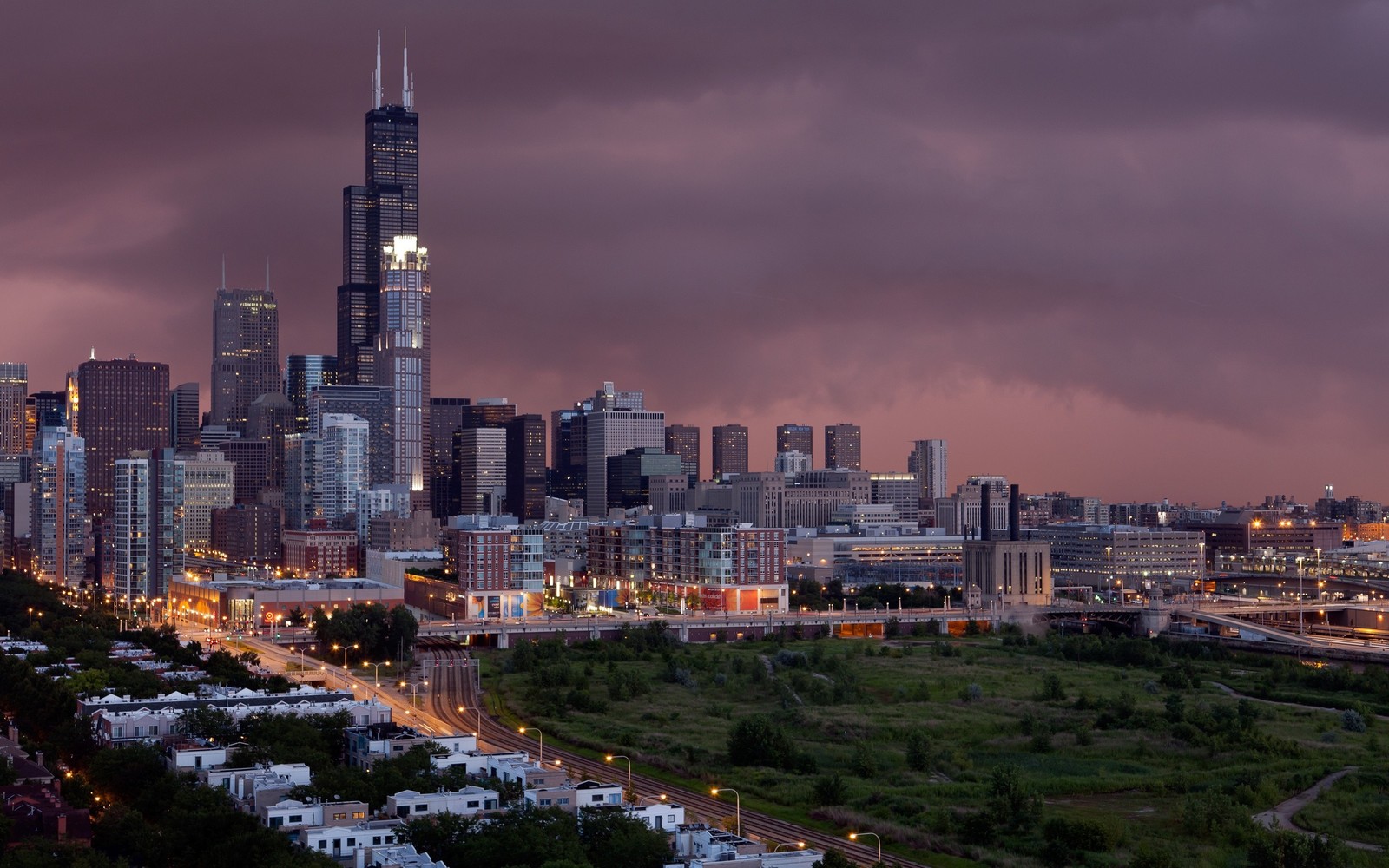 Vista aérea do horizonte da cidade com uma rodovia e uma ponte (chicago, paisagem urbana, área urbana, arranha céus, área metropolitana)