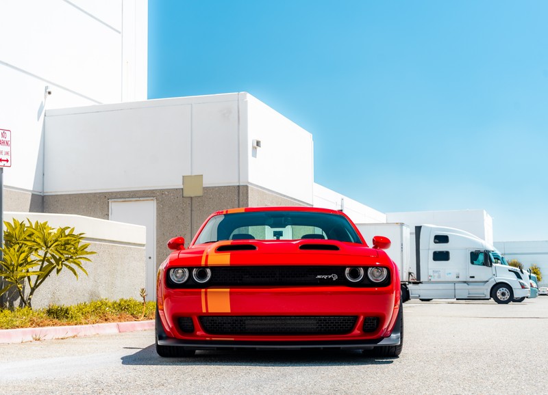 Близкий план красного автомобиля, припаркованного на парковке (dodge challenger srt, мускулистые автомобили, 5k, машины, обои 4k)