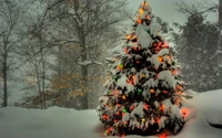 Árvore de Natal coberta de neve adornada com luzes coloridas em uma paisagem de inverno.