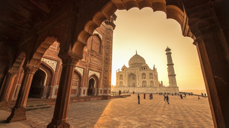 Вид на здание с часовой башней в центре (тадж махал, ф fort агра, agra fort, путешествие, достопримечательность)