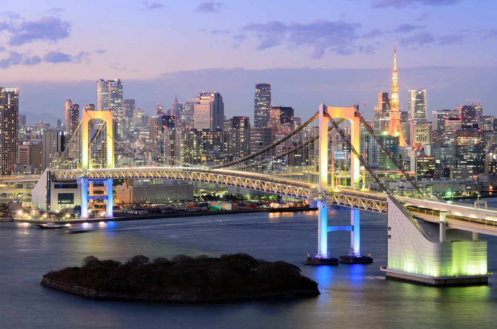 Vista de uma ponte sobre um corpo d'água com uma cidade ao fundo (ponte arco íris, ponte, paisagem urbana, cidade, linha do horizonte)