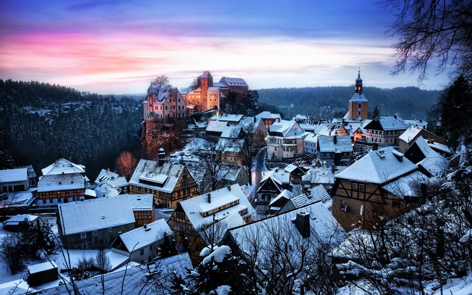 Eine aussicht auf ein schloss inmitten einer verschneiten stadt (schnee, burg, berg, winter, stadt)