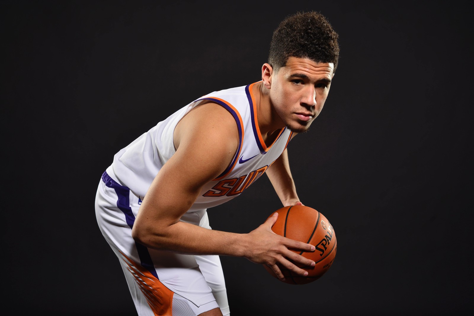 Баскетболист, держащий мяч в правой руке (девин букер, devin booker, американский, баскетболист, nba)