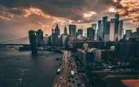 Horizonte crepuscular de una metrópoli con el Puente de Brooklyn y tráfico urbano concurrido