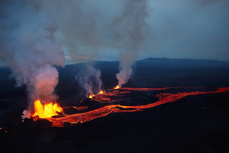 Извержение лавы в океан с большим количеством дыма (вулкан, холуравн, holuhraun, лава, вулканическая форма рельефа)