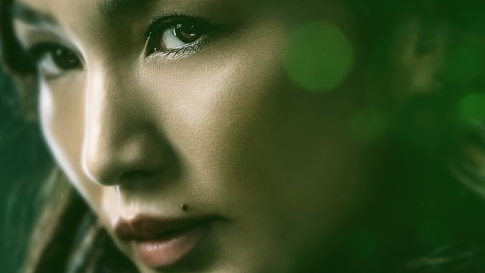 Hay una mujer con un fondo verde mirando a la cámara (película eternos, 2021, película, sersi, gemma chan)