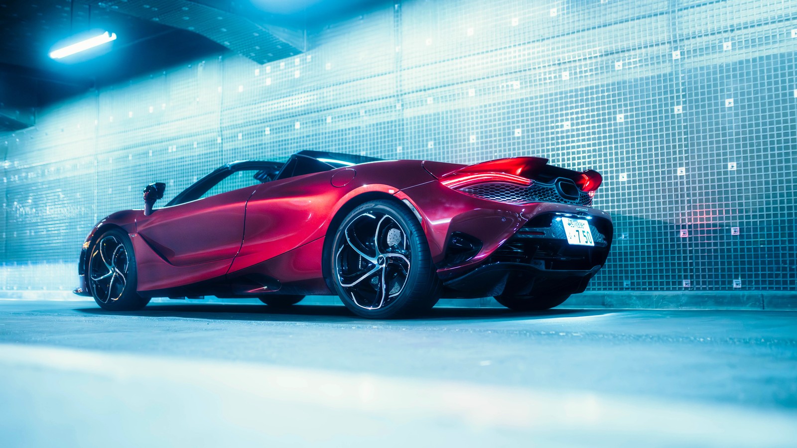 Um carro esportivo vermelho estacionado em uma garagem com a luz acesa (mclaren 750s spider, mosaico, 2024, 5k, 8k)