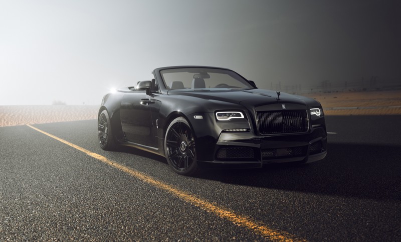 Крупный план черного rolls royce кабриолета, движущегося по дороге (spofec rolls royce dawn black badge overdose, 2021, 5k, машины, обои 4k)