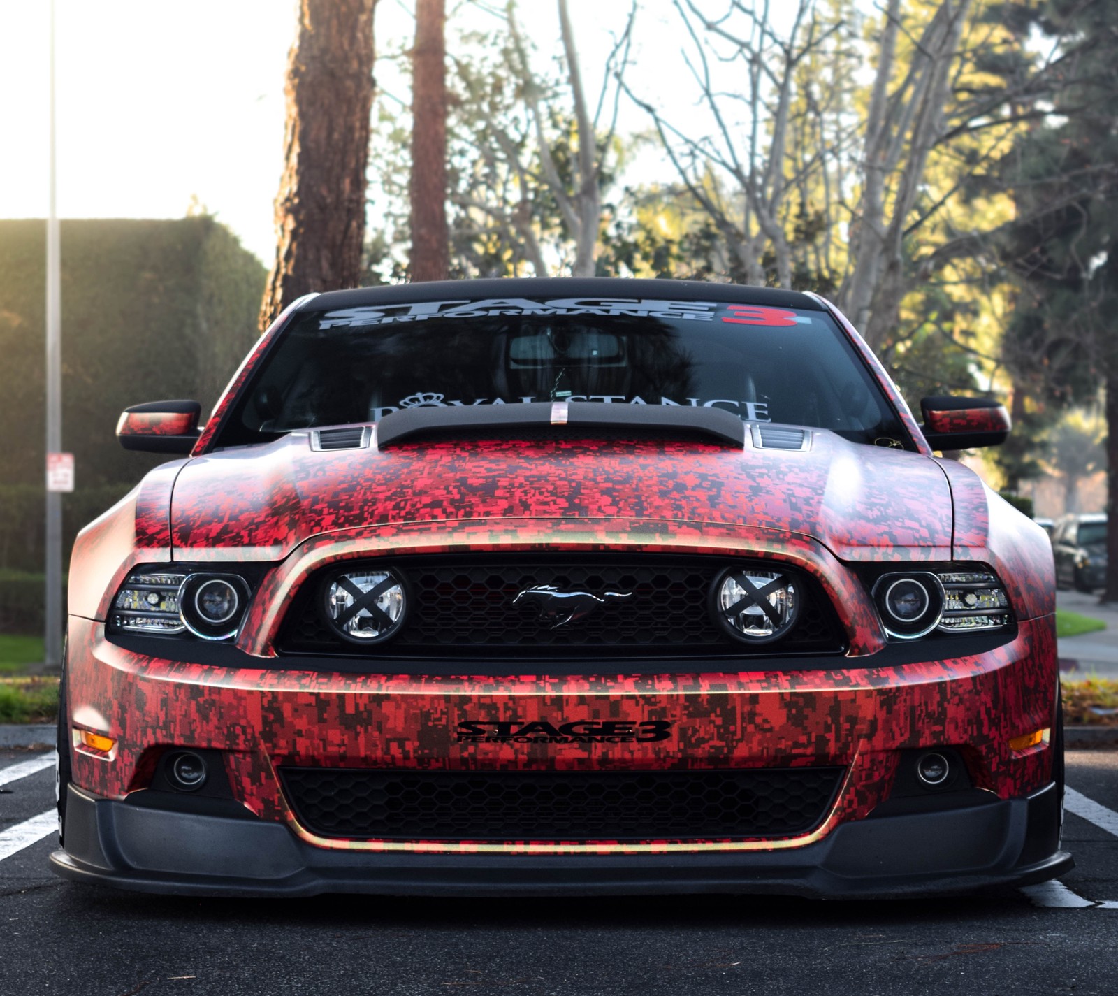 Um close de um mustang vermelho estacionado em um estacionamento (carro, ford mustang, músculo)