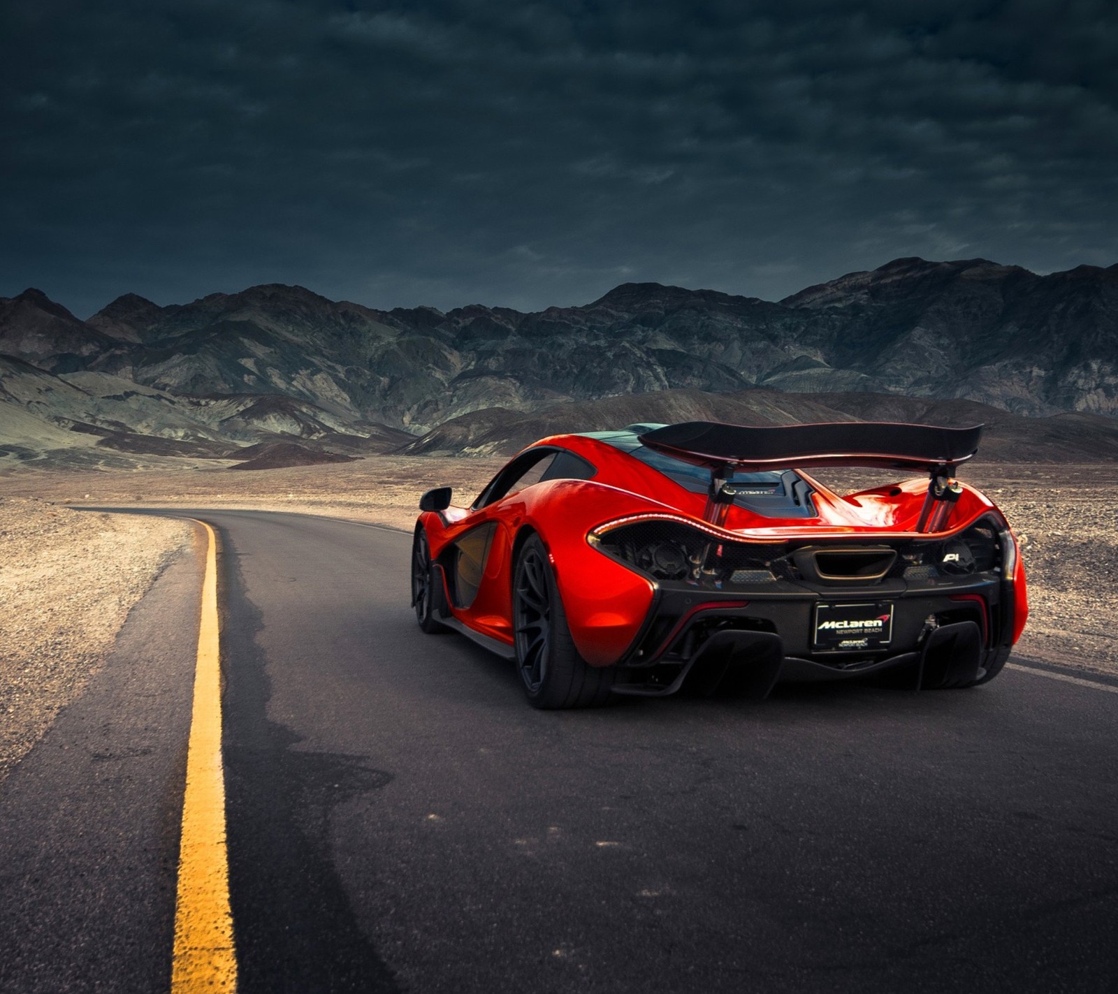 Une voiture de sport rouge roulant sur une route dans le désert (voiture, rouge, route, vitesse)