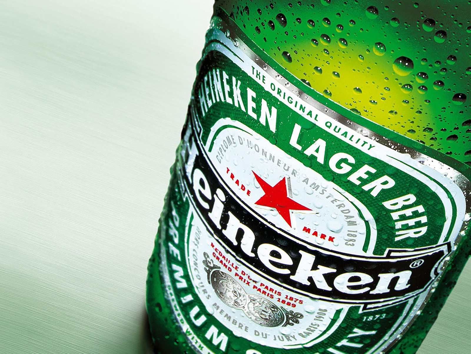 Un primer plano de una botella de cerveza con gotas de agua (cerveza, heineken)