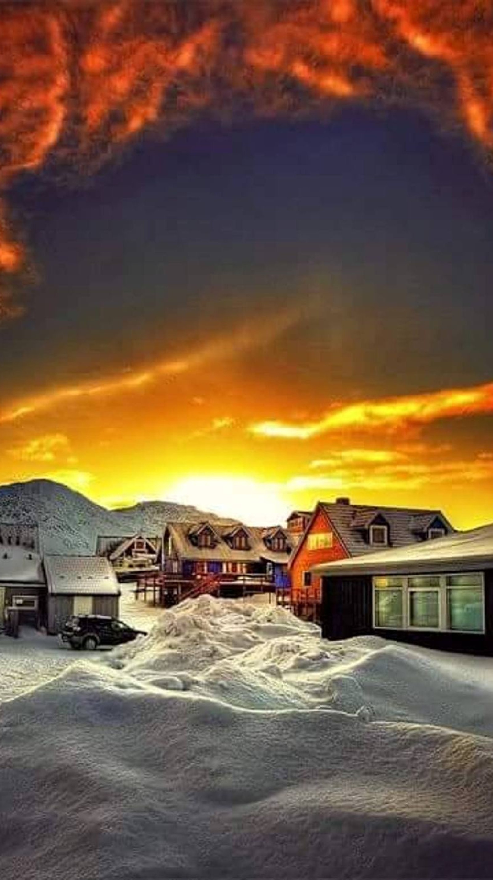 Coucher de soleil sur une petite ville avec un train au premier plan (ciel, neige, coucher de soleil, hiver)