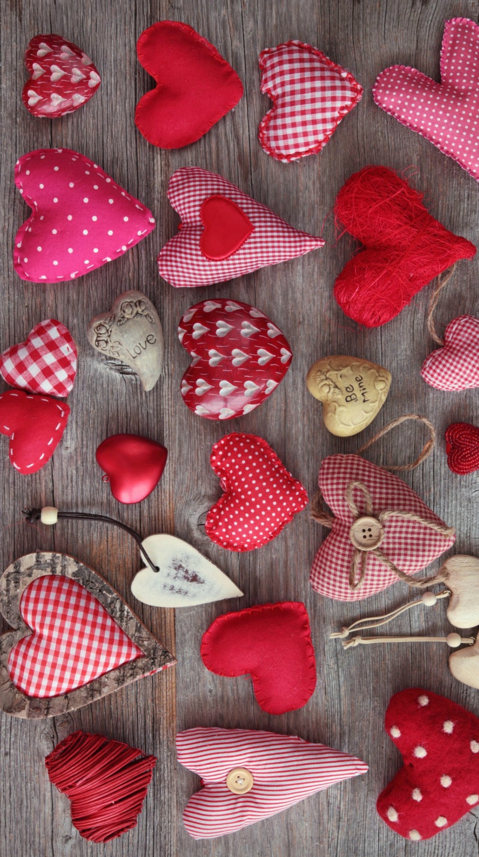 Un primer plano de un montón de corazones rojos y blancos sobre una mesa de madera (corazones, rojo, día de san valentín)