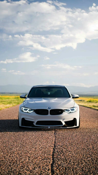 Impresionante BMW F80 M3 Sedán blanco en una carretera abierta