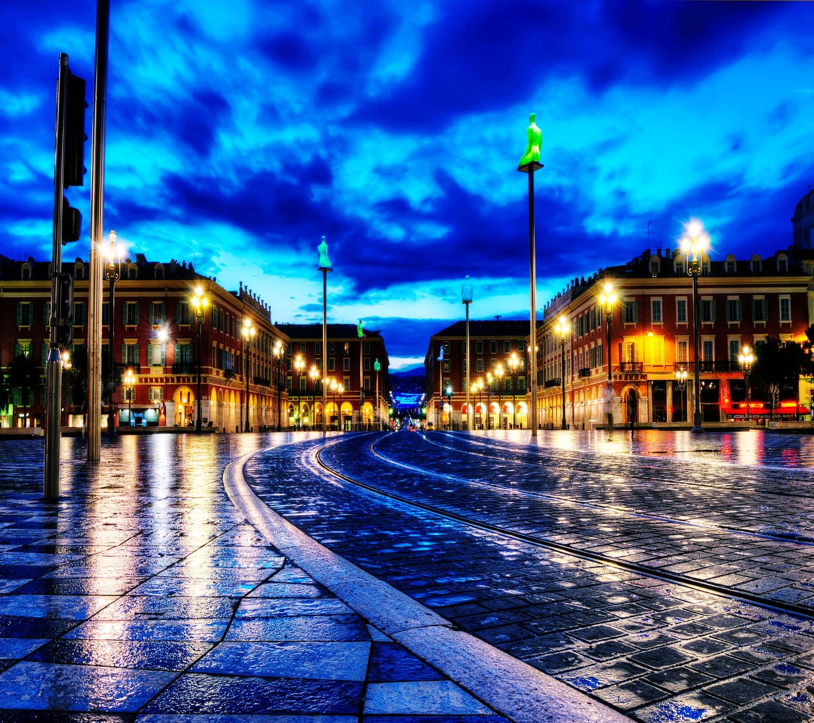 Uma vista de uma rua da cidade à noite com uma luz de rua (cidade, nuvens, noite, paris, chuvoso)