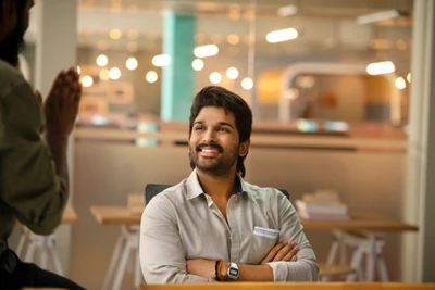 Allu Arjun sonriendo con confianza en un espacio de trabajo moderno - Ala Vaikunthapurramuloo fondo de pantalla HD