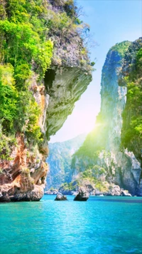 Impresionante paraíso costero con aguas esmeralda y majestuosas montañas