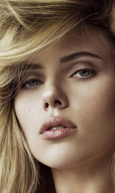 Scarlett Johansson : Gros plan époustouflant avec des yeux bleus frappants et des cheveux blonds