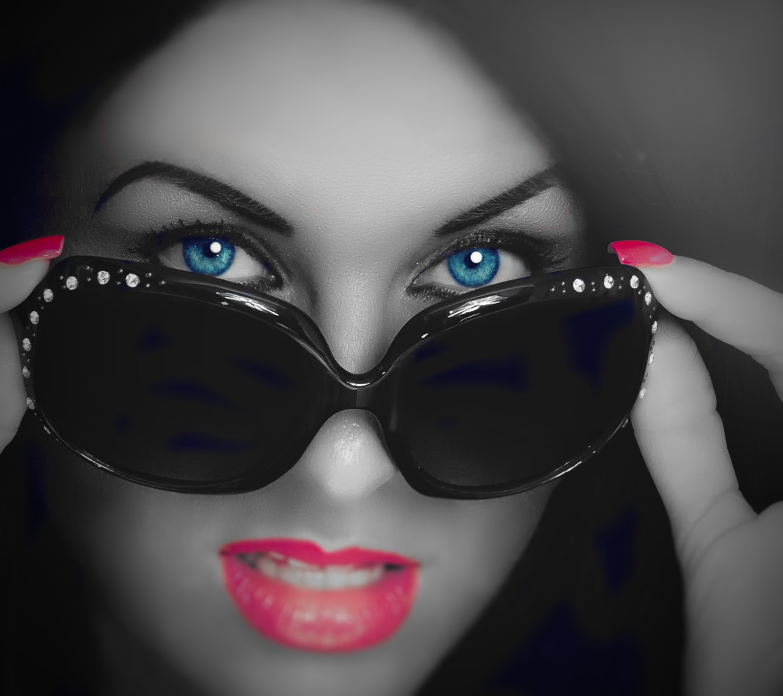 Arabische frau mit blauen augen und rosa lippen, die eine sonnenbrille hält (kunst, bw, blau, farbe, gesicht)