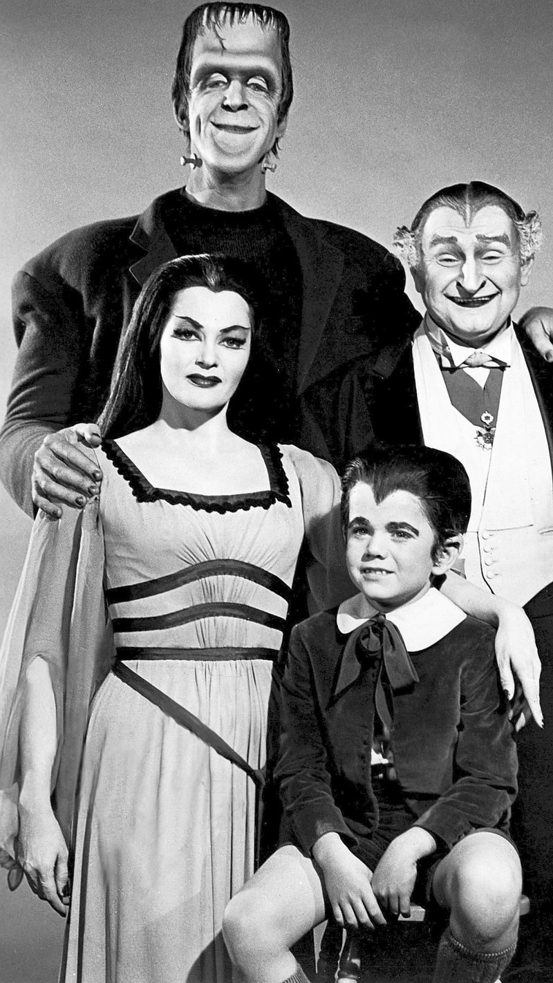 Семья, одетая как монстры и вампиры (the munsters, tv show poster)